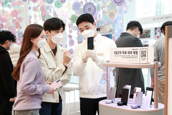 서울 강남구 삼성 디지털프라자 삼성대치점을 찾은 소비자들이 갤럭시 팬큐레이터에게 '갤럭시 투 고' 서비스를 안내받고 있다. 삼성전자 제공
