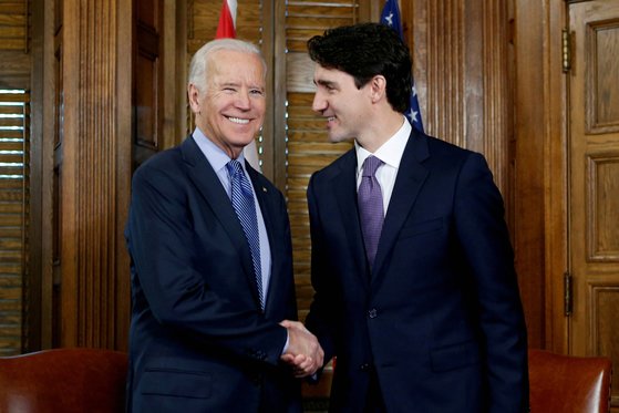 조 바이든 (왼쪽) 미국 대통령과 쥐스탱 트뤼도 캐나다 총리 [로이터=연합뉴스]