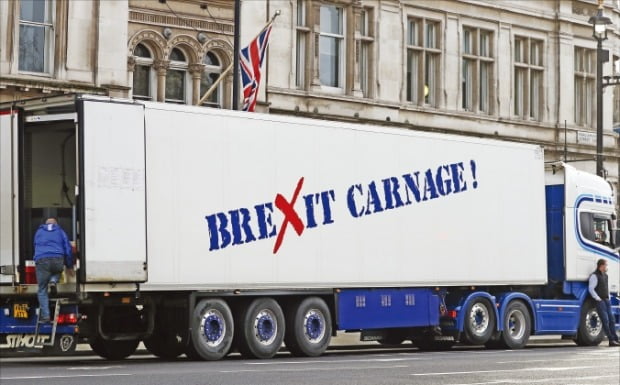 영국 수산물 수출업자들은 지난 18일 런던 정부청사 앞에 화물트럭을 주차하고 브렉시트 여파로 유럽연합(EU) 수출에 차질이 생겼다며 항의 시위를 벌였다. 트럭에는 ‘브렉시트 대학살’이라는 문구가 적혀 있다.  /AP연합뉴스