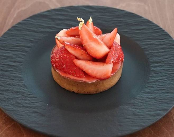 Owner-chef Lee Seung-jun visits the farm directly to pick up “jukhyang” strawberries for this tart that marries a buttery crisp shell with strawberry-infused almond cream, vanilla-rich ganache montee, strawberry compote and fresh strawberries (Revisite)