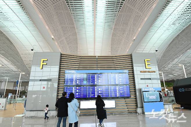 인천국제공항 제2여객터미널에서 여행객들이 항공편을 살펴보고 있다. 박종민 기자