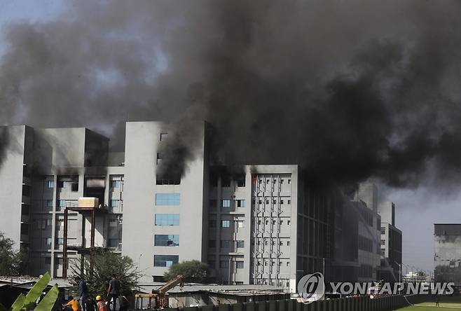 세계최대 인도 백신 제조업체 공장서 화재…"생산 차질 없어" (푸네 AP=연합뉴스) 인도 서부 푸네에 위치한 세계 최대 백신 제조회사 '세룸 인스티튜트'(SII) 공장에서 21일(현지시간) 화재가 발생, 검은 연기가 치솟는 가운데 소방관들이 진화작업을 벌이고 있다. SII는 아스트라제네카-옥스퍼드대 신종 코로나바이러스 감염증(코로나19) 백신인 '코비실드'을 생산하고 있다. 이날 화재는 SII 공장 단지 내 신축 중인 설비에서 발생한 것으로 코로나19 백신 생산에는 영향이 없는 것으로 전해졌다. leekm@yna.co.kr