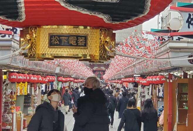 (도쿄=연합뉴스) 이세원 특파원 = 신종 코로나바이러스 감염증(코로나19) 긴급사태가 발효 중인 가운데 17일 오후 일본 도쿄도(東京都)의 관광지인 센소지(淺草寺) 인근이 행락객으로 붐비고 있다.