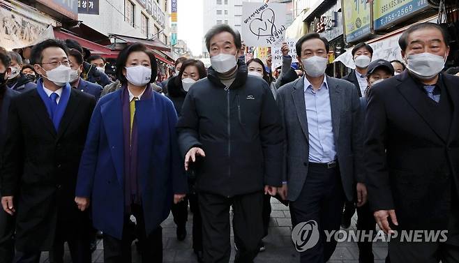 남대문시장 방문한 이낙연과 우상호-박영선 (서울=연합뉴스) 김인철 기자 = 더불어민주당 이낙연 대표(가운데)가 23일 오전 서울 중구 남대문시장에서 서울시장 보궐선거 경선에 나서는 우상호 의원(오른쪽 두번째), 박영선 전 중소벤처기업부 장관(왼쪽 두번째)과 함께 시장을 둘러보고 있다. yatoya@yna.co.kr