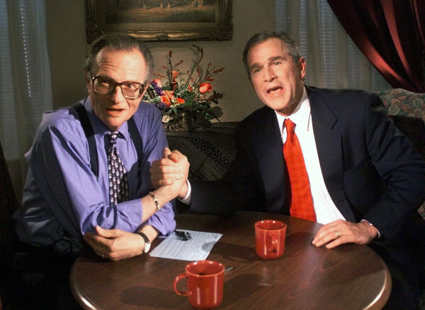 조지 부시 전 미국 대통령과 이야기 중인 래리 킹(왼쪽) 사진=뉴시스