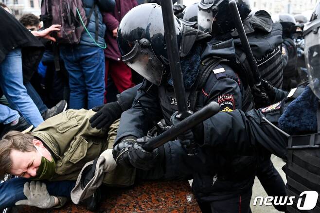 23일(현지시간) 러시아 수도 모스크바에서 무장 경찰들이 반체제 운동가 알렉세이 나발니 석방을 요구하던 시위대를 진압하고 있다. © AFP=뉴스1