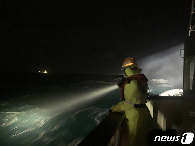 통영해경 관계자가 거제시 갈곶도 인근 바다에서 침몰한 ‘127대양호’의 실종 선원을 수색하고 있다.(통영해경 제공)2021.1.23./뉴스1 © News1