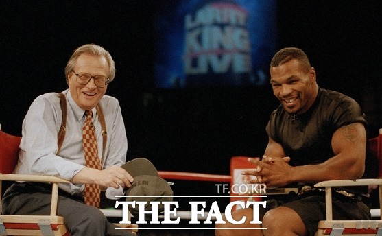 1995년 8월 16일, 전 헤비급 챔피언 마이크 타이슨(오른쪽)이 라스베가스의 MGM 그랜드 가든에서 '래리 킹 라이브' 쇼 진행자 래리 킹과 이야기를 나누고 있다. /AP.뉴시스