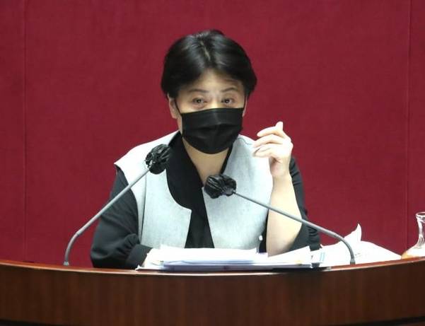 국민의힘 윤희숙 의원이 지난달 12일 오전 국회 본회의에서 국가정보원법 전부개정 법률안에 대한 무제한 토론(필리버스터)을 하고 있다./연합뉴스