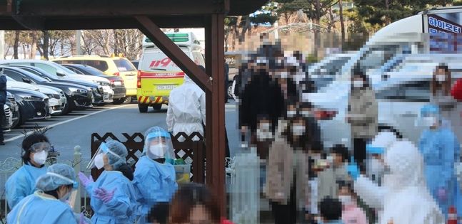 24일 광주 북구의 한 유치원에 차려진 임시 선별진료소에서 어린이들이 코로나19 진단 검사를 받기 위해 대기하고 있다.ⓒ연합뉴스