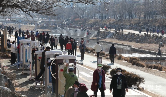 24일 서울 은평구 불광천변에 많은 시민들이 나와서 가볍게 운동을 하거나 산책을 즐기고 있다. 김동주 기자