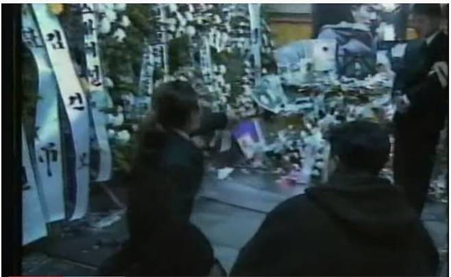1995년 11월21일 저녁, 김성재의 빈소가 차려진 서울 여의도성모병원 장례식장에서 무릎을 꿇은 채 오열하는 이현도(사진 왼쪽). 유튜브 화면 갈무리