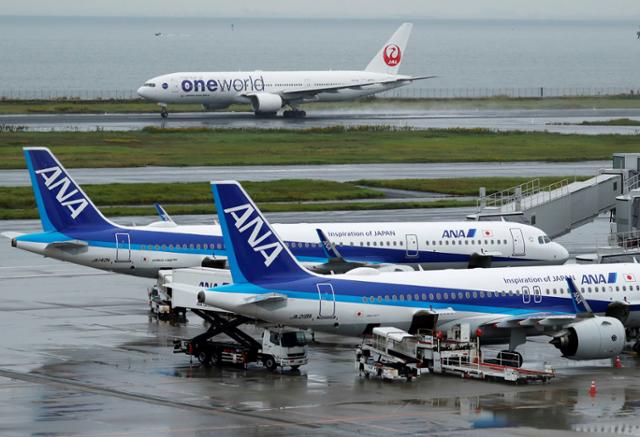 일본 도쿄 하네다국제공항에 착륙돼 있는 전일본공수(ANA) 소속 여객기. 도쿄=로이터 연합뉴스
