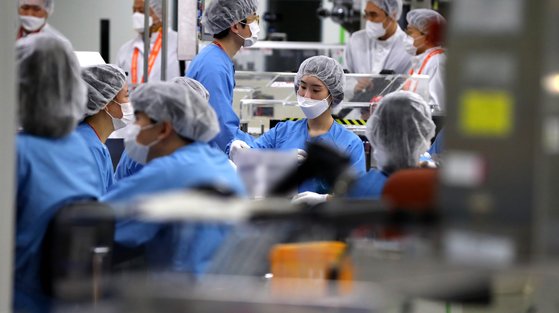 20일 오전 경북 안동시 SK바이오사이언스 공장에서 직원들이 아스트라제네카 백신 포장 작업을 하고 있다. 연합뉴스