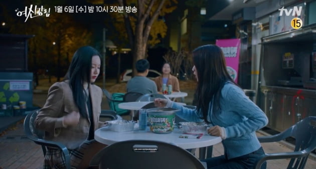 대한민국 서울의 편의점에서 여고생들이 중국의 마라샹궈를 먹는 모습/사진=tvN 수목드라마 '여신강림' 영상 캡처