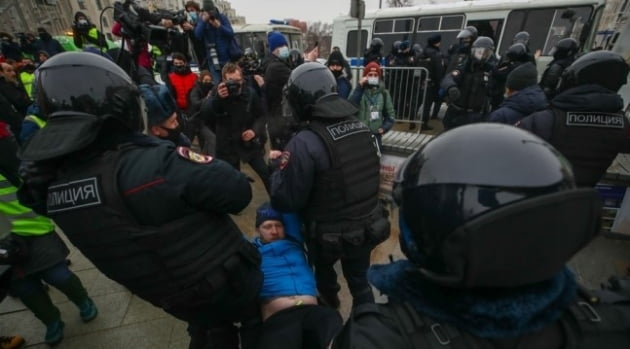 러시아 모스크바 시내 푸슈킨 광장에서 23일(현지시간) 경찰이 나발니 지지 시위에 참가한 시민을 거칠게 연행하고 있다/사진=TASS
