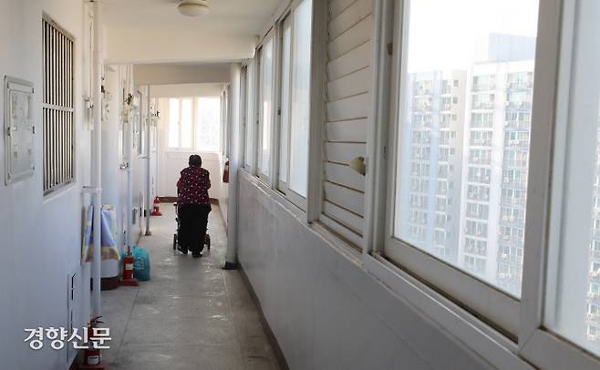 서울의 한 공공임대 아파트에서 한 입주민이 복도를 지나고 있다. /강윤중 기자