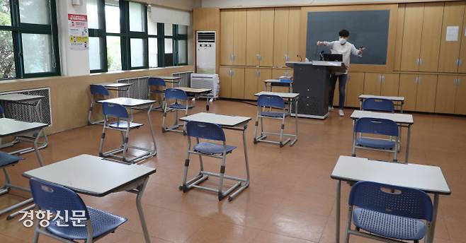 지난해 5월 서울 용산구 한강중학교 3학년 교실에서 한 선생님이  등교 개학을 준비하고 있다. 이상훈 선임기자