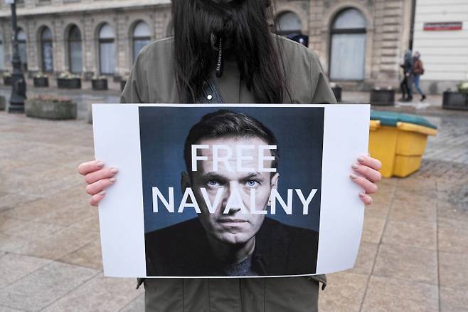 같은 날인 23일 폴란드의 한 시민도 나발니 석방을 촉구하고 있다. /EPA
