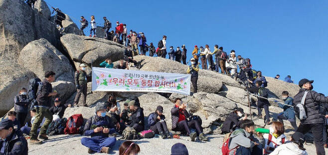 포근한 날씨를 보인 24일 서울 북한산 백운대가 등산객들로 북적이고 있다.  연합뉴스