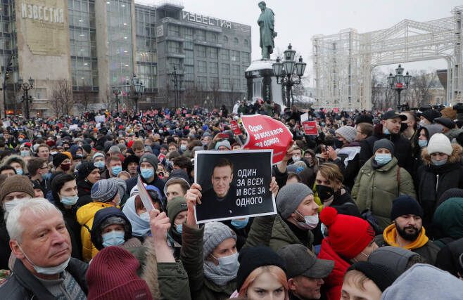 러시아의 수도 모스크바에서 23일(현지시간) 야당 지도자 알렉세이 나발니의 석방을 촉구하는 집회가 열리고 있다. 러시아 당국은 코로나19 확산 우려를 이유로 모든 지역의 집회를 불허했지만, 러시아 전국 60여개 도시에서 대규모 시위가 이어졌다.  모스크바 | EPA연합뉴스