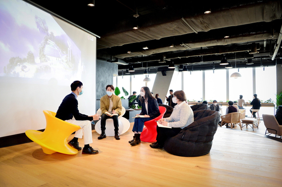 International employees at LG Energy Solution are having a meeting at a lounge located on the 63rd floor of the company headquarters in Yeouido, western Seoul. The lounge has a cafe, stage facility and working spaces. [LG ENERGY SOLUTION]
