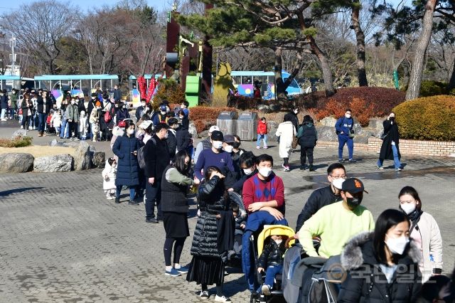 24일 과천 서울대공원 동물원 입구에서 시민들이 줄을 서 입장을 기다리고 있다.
