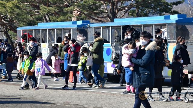 24일 과천 서울대공원에 도착한 시민들이 코끼리 열차에서 내리고 있다.
