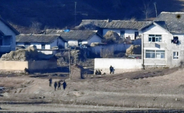 마을에 모여 있는 북한 주민들.