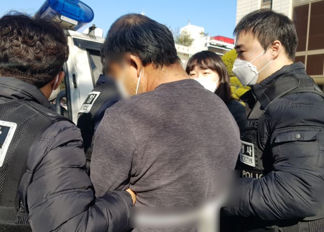 지난 22일 서울 영등포구 대림동에서 흉기로 남녀 2명을 살해한 혐의를 받는 중국 동포 2명 중1명이 영장심사를 마치고 나오고 있다. 뉴시스