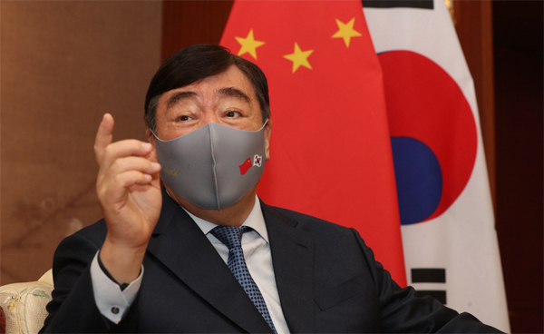 싱하이밍 대사가 지난 22일 서울 명동 중국대사관에서 매일경제와 인터뷰를 하고 있다. 싱 대사는 이날 한중 양국 국기가 그려진 마스크를 쓰고 나와 눈길을 끌었다.  [이승환 기자]