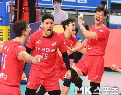 한국전력 선수들이 24일 2020-21시즌 V리그 남자부 4라운드 우리카드전에서 승리한 후 기뻐하고 있다. 사진(서울 장충)=김재현 기자