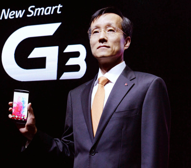 2014년 당시 박종석 LG전자 MC사업본부장 사장이 서울 여의도 LG트윈타워에서 열린 ‘LG G3’ 미디어 행사에서 G3를 선보이는 모습. 박종석 사장은 G3 1000만대 판매를 목표로 발표했다. [LG전자 제공]