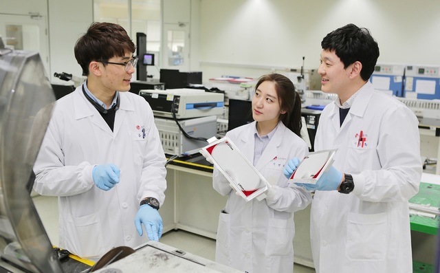 [서울=뉴시스] LG화학 전기차배터리 R&D 부문 연구원들의 모습.