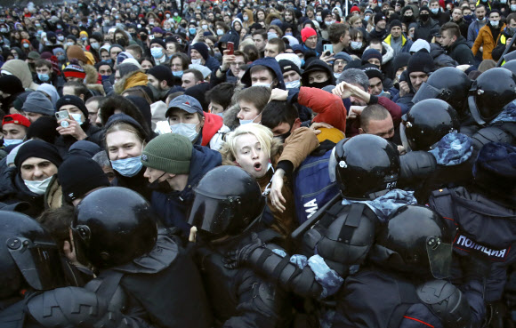 상트페테르부르크에서도 나발니 지지 시위 - 러시아 전역에서 야권 운동가 알렉세이 나발니 지지 시위가 23일(현지시간) 벌어진 가운데 상트페테르부르크 도심에서 경찰과 시위대가 충돌하고 있다. 2021.1.24 AP 연합뉴스