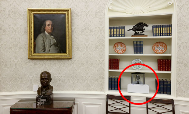 포브스 21일 보도에 따르면 바이든 대통령은 백악관 집무실을 새로이 단장하면서 미 항공우주국(NASA)에 월석 조각 대여를 요청했다./사진=로이터 연합뉴스