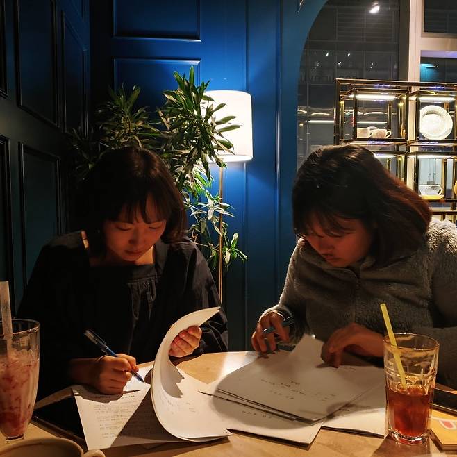 ‘말하는 몸’의 저자인 박선영(왼쪽) PD와 유지영 기자문학동네 제공