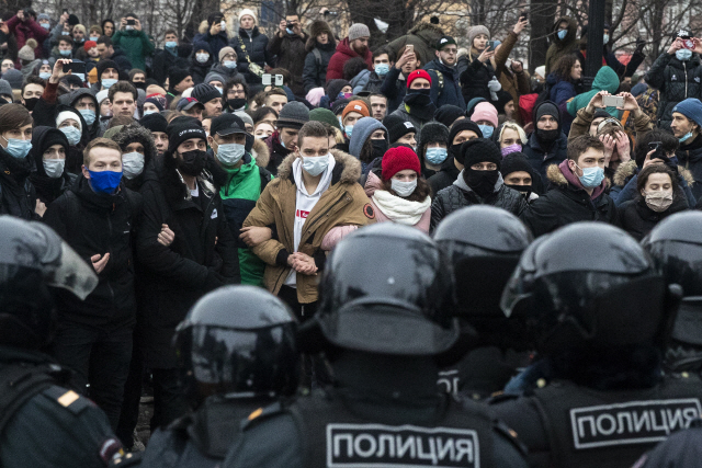 23일(현지 시간) 러시아 모스크바에서 야권 운동가 알렉세이 나발니의 석방을 요구한는 시위대가 경찰과 대치하고 있다. 현지 비정부기구 ‘OVD-인포’에 따르면 이날 러시아 전역에서 벌어진 반정부 시위로 도시 115곳에서 참가자 3,296명이 체포됐다./AP연합뉴스