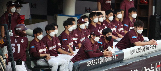 키움의 선수들이 지난해 8월25일 수원 KT위즈파크에서 열린 NC전 1회초 키움 선수들이 더그아웃에서 마스크를 쓰고 경기를 보고 있다. 연합뉴스