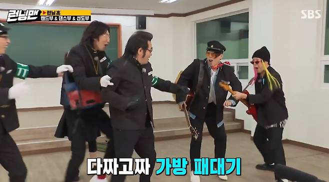 On SBS Running Man, which was broadcast on 24 Days, Kim Bo-sung and Defcon appeared as guests and played Running Go Race.On this day, Running Man and guests started opening in memorable uniforms.Among them, Kim Bo-sung showed off his style with his trademark sunglasses and long hair, and Haha laughed with a question, What is that of the leading side side?Kim Bo-sung threw out his bag and was furious.Comedy Johny Hendricks Shin Gyu-jin was also a leading teacher, and Jeon So-min and Yang Se-chan echoed, I thought the role was gone, but I survived.In the ensuing personal effects and dress tests, Shin Jin was severely punished, but quickly became a mild amount in front of Song Ji-hyo.He also said, The firm is a good fit, to the perm hair, which is a violation of the school rules, and that the perm hair is a generous one.Jeon So-min is also a fashionable accessory.So, Jeon So-min, like Song Ji-hyo, was a wink charm, but Shin Jin firmly dismissed it as you should know how to endure.Jeon So-mins dance parade made Running Man laugh by giving a panicked look at the moment.On the other hand, in the second period of physical education, the dance department vs. the leading team and the band part were played, and Jeon So-min reported the detailed situation to the office.As a result, Haha, Yoo Jae-Suk and Ji Suk-jin each received three points.Kim Jong-kook was awarded a whopping seven points for pushing his colleague away with force.Kim Jong-kook embarrassed the new ceremony by asking Yang Se-chan, who is breathing with Shin Jin and Comedy Johny Hendricks, Where do you live in the new equation?The remaining time is the time of the results announcement. If the dance team led by Jeon So-min won the prize by collecting 1,500 won, Yoo Jae-Suk won the first prize in the school.Jeon So-min was exempted from penalties for seventh place on the jaws without paying dues.As a result, Kim Jong-kook Ji Suk-jin Lee Kwang-soos penalty was confirmed, and they carried out the final round of the tears.