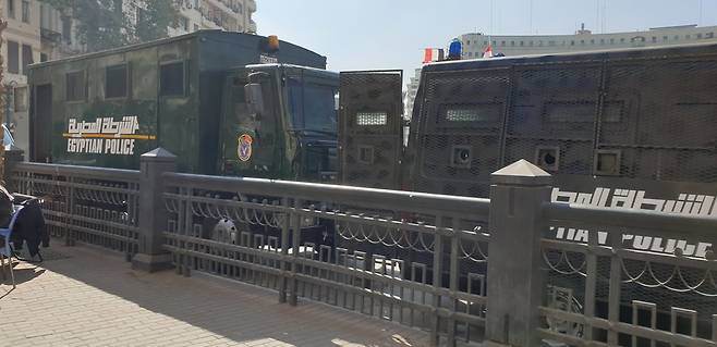 타흐리르 광장에 배치된 경찰 장갑차량 [카이로=연합뉴스]
