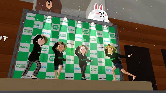 ▲네이버 사옥인 그린팩토리를 동일하게 재현한 가상 사옥에서 신입사원들이 팀별 기념촬영을 진행했다.