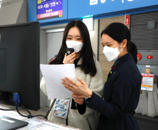 지난 23일 인천공항에서 서울 관광고 학생이 진에어 직원과 함께 운송 서비스 체험을 하고 있다. (사진=진에어)