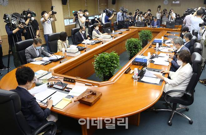 최영애 국가인권위원장이 지난해 7월 서울 중구 국가인권위원회 전원위원회실에서 상임위원회를 주재하고 있다. (사진=김태형 기자)