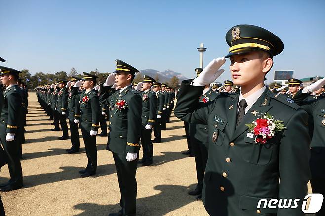 서울 노원구 육군사관학교에서 열린 '제76기 졸업·임관식'에서 신임 소위들이 거수경례를 하고 있다.(육군 제공) 2020.3.5/뉴스1