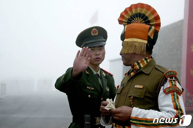 중국과 인도 국경지역 나투라에서 한 중국 군인이 인도 군인 옆에 서 있다. (기사와 관련 없는 자료사진) © AFP=뉴스1