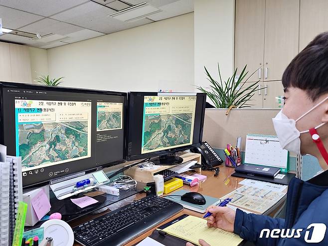 25일 충북 충주시가 신니 대회지구 등 6개 지구 지적재조사사업 주민설명회를 온라인으로 개최한다고 밝혔다. 사진은 주무부서 관계자의 동영상 콘텐츠 제작 모습.(충주시 제공)2021.1.25/© 뉴스1