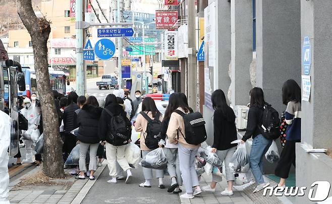 대전 중구 대흥동에 위치한 비인가 IEM국제학교에서 학생과 교직원 등 127명이 신종 코로나바이러스 감염증(코로나19) 확진 판정을 받았다. 25일 오후 IEM국제학교에서 생활치료센터로 이송 될 학생들이 차량으로 이동하고 있다. 2021.1.25/뉴스1 © News1 김기태 기자