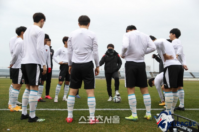 김기동 감독이 22일 올림픽대표팀과 평가전을 앞두고 선수들에게 지시하고 있다. 제공 | 한국프로축구연맹