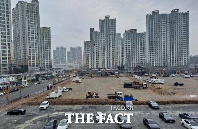 순천시 신대지구 E1 상업용지에 몇몇 차량이 주차되어 있을 뿐 텅 비어있다. 최근 남명산업개발이 49층 초고층 오피스텔을 건축하기 위한 절차를 진행하면서 신대 주민들의 격렬한 반대투쟁에 직면해 있다. /유홍철 기자